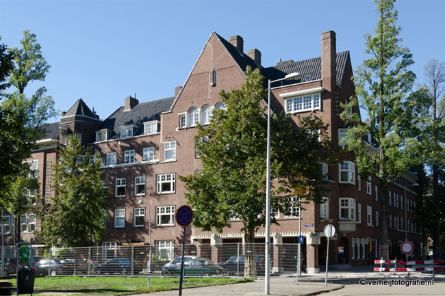 Zuidwest-hoek Minervalaan-Gerrit van der Veenstraat.
              <br/>
              Annemarieke Verheij, 2015-09-30
